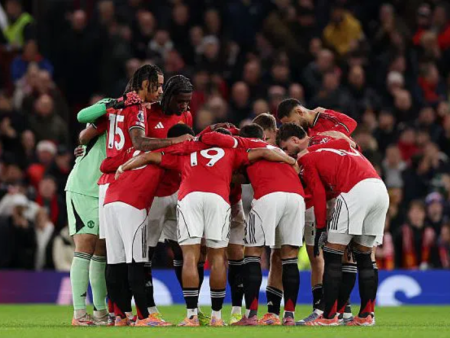 Neville Demands End to Experiments at Manchester United